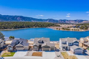 Exterior - 5BD Lakeside Mountain Spectacularhot Tubluxury (Monument)