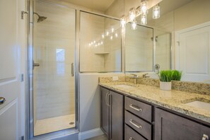 Bathtub, soap, shampoo, toilet paper - 4bdpikes Peak Viewsminutes to Hiking & Dining!! (Colorado Springs)