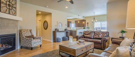 Hus (4 Bedrooms) | Stue | Smart-tv, pejs