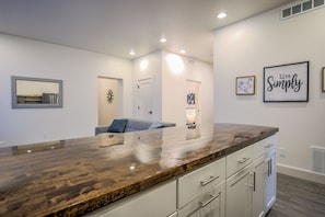 Apartment (2 Bedrooms) | Lobby - 2bdmodern Garden Level-perfectoff Downtown Area (Colorado Springs)