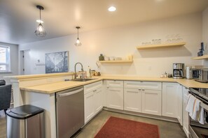 Căn hộ (1 Bedroom) | Bếp riêng | Lò vi sóng, lò nướng, bếp nấu, dụng cụ nấu nướng/bát dĩa/dao nĩa 