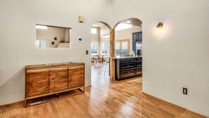 Eine geräumige Küche mit modernen Geräten, Holzschränken und Blick ins Freie.