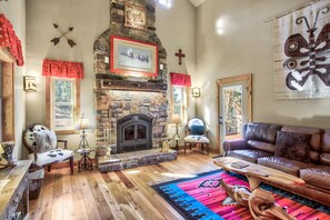 小木屋 (4 Bedrooms) | 客廳 | 智能電視、壁爐