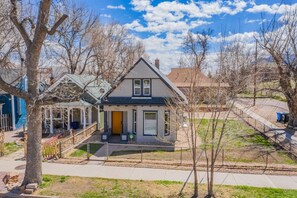 Exterior - 3BD Downtown Modern Victorian W/hot Tub, Park & Lake! (Colorado Springs)