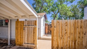 A wooden gate leading to a house with a covered porch. - Modern&chic Cottage1bdcomfy Home In Old Colorado (Colorado Springs)