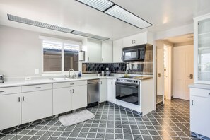 Microwave, oven, coffee/tea maker - Modern&chic Cottage1bdcomfy Home In Old Colorado (Colorado Springs)