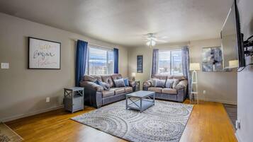 House (4 Bedrooms) | Living room | Smart TV