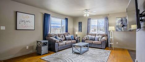 House (4 Bedrooms) | Living room | Smart TV