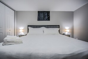 4 bedrooms, premium bedding, down comforters, individually decorated - 4 Bedroom with Grill (Colorado Springs)