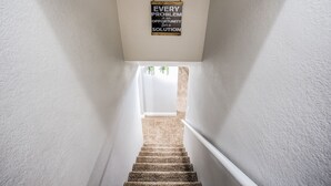 Uma escadaria com uma placa que diz: “TODO PROBLEMA é uma OPORTUNIDADE para uma SOLUÇÃO.”