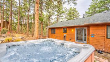 House (5 Bedrooms) | Private spa tub