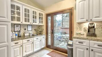 House (5 Bedrooms) | Private kitchen | Microwave, oven, stovetop, dishwasher