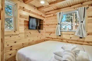 1 bedroom, bed sheets - Tiny House! Hot Tub! Pikes Peak & AC (Woodland Park)