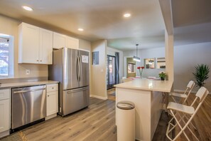 Maison (4 Bedrooms) | Cuisine privée | Four à micro-ondes, un four, cafetière-théière, table de salle à manger