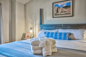 Căn hộ (4 Bedrooms) | 4 phòng ngủ, bàn, khu vực làm việc phù hợp cho laptop 