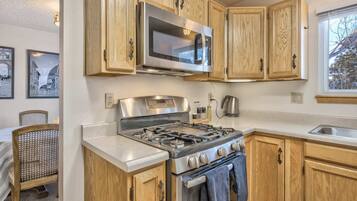 Apartemen (4 Bedrooms) | Dapur pribadi | Microwave, oven, kompor, dan mesin pencuci piring