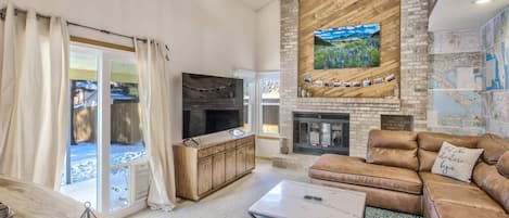 Télévision à écran plat, cheminée, baby-foot, espaces bureaux