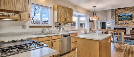 Appartement (4 Bedrooms) | Cuisine privée | Micro-ondes, four, plaque de cuisson, lave-vaisselle