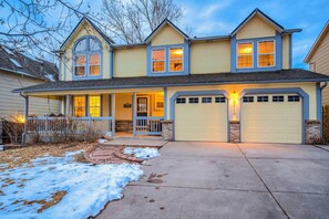 Exterior - 4BR Spacious & Comfortable Mid-term & Corporate Rental (Colorado Springs)