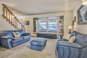 TV màn hình phẳng, lò sưởi, banh bàn, văn phòng 