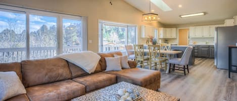 Smart TV, fireplace, ping pong, streaming services