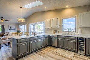 House (5 Bedrooms) | Private kitchen | Microwave, oven, stovetop, dishwasher - Mountain Viewsclose to Townhot-tubpet-friendly5 BR (Colorado Springs)