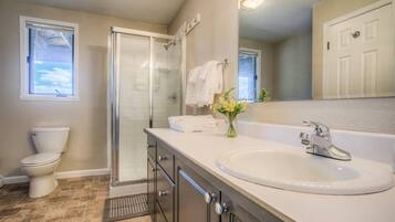 House (5 Bedrooms) | Bathroom | Towels, soap, shampoo, toilet paper