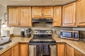 House (4 Bedrooms) | Private kitchen | Microwave, oven, stovetop, dishwasher