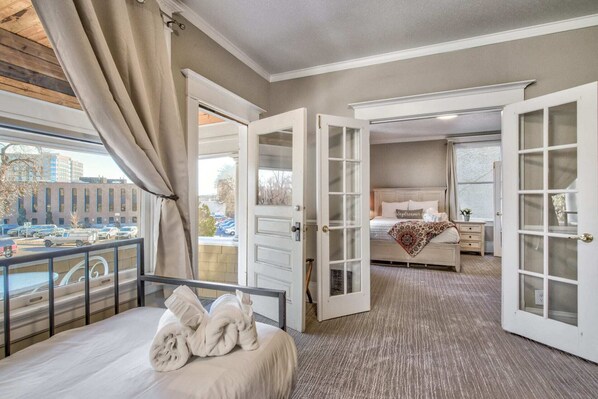 8 bedrooms, laptop workspace, iron/ironing board, bed sheets