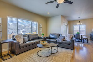 TV, fireplace - 4BD Space & Flexibilitygreat Westside Location (Colorado Springs)