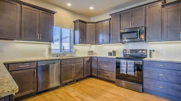 House (4 Bedrooms) | Private kitchen | Microwave, oven