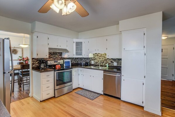 Casa (4 Bedrooms) | Cozinha privada | Micro-ondas, fogão, cooktop, lava-louças
