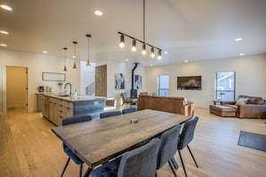 Interior - 6bd3.5ba🌟downtown Modern Luxury W/hot Tub🌟 (Colorado Springs)