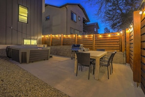 Outdoor dining - 6bd3.5ba🌟downtown Modern Luxury W/hot Tub🌟 (Colorado Springs)