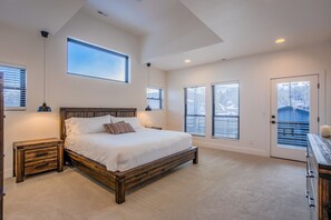 House (6 Bedrooms) | 6 bedrooms, laptop workspace, iron/ironing board, WiFi - 6bd3.5ba🌟downtown Modern Luxury W/hot Tub🌟 (Colorado Springs)