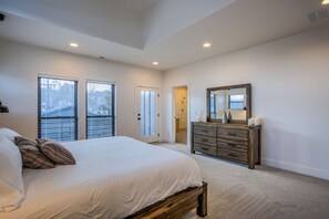 House (6 Bedrooms) - 6bd3.5ba🌟downtown Modern Luxury W/hot Tub🌟 (Colorado Springs)