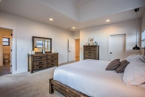 House (6 Bedrooms) | 6 bedrooms, laptop workspace, iron/ironing board, WiFi - 6bd3.5ba🌟downtown Modern Luxury W/hot Tub🌟 (Colorado Springs)