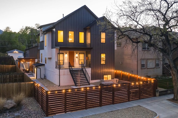 Exterior - 6bd3.5ba🌟downtown Modern Luxury W/hot Tub🌟 (Colorado Springs)