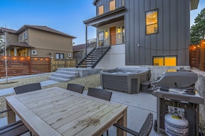 Outdoor dining - 6bd3.5ba🌟downtown Modern Luxury W/hot Tub🌟 (Colorado Springs)