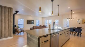 House (6 Bedrooms) | Interior