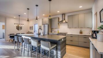 Rumah (6 Bedrooms) | Dapur pribadi | Microwave, oven, kompor, dan mesin pencuci piring