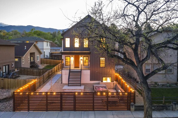 Terrace/patio - 6bd3.5ba🌟downtown Modern Luxury W/hot Tub🌟 (Colorado Springs)