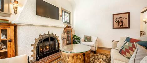 House (5 Bedrooms) | Living room