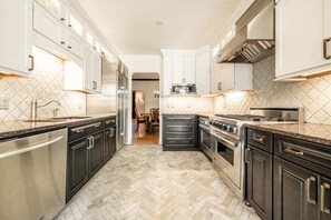 House (5 Bedrooms) | Private kitchen | Microwave, oven, stovetop, dishwasher - 5BD Houseblocks From Broadmoor Fireplacecheyenne Canon & Gorgeous Views! (Colorado Springs)