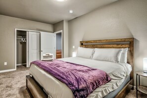 3 bedrooms, premium bedding, down duvets, individually decorated - 3brdowntown Get Awaywalking Distance (Colorado Springs)