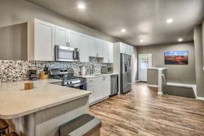 Microwave, oven, stovetop, dishwasher - 3brdowntown Get Awaywalking Distance (Colorado Springs)
