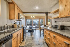 Villa (3 Bedrooms) | Private kitchen | Microwave, oven, stovetop, dishwasher - 3brbreckenridge Townhomebalcony Mtn Views Hot Tub (Breckenridge)