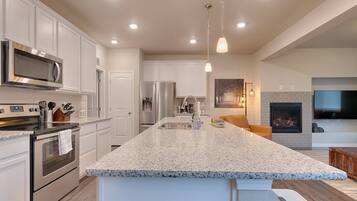 House (3 Bedrooms) | Private kitchen | Microwave, oven