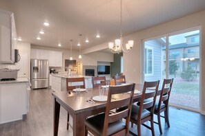 Microwave, oven - 3BR Mtn Viewsluxury Townhomecentral Locationac (Colorado Springs)