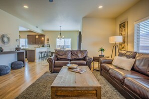 Smart TV, fireplace, streaming services